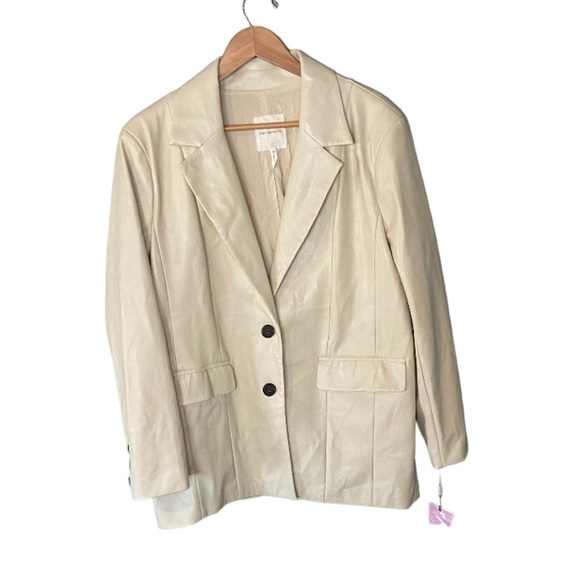 NWT Avec Les Filles Faux Leather Structured Boyfriend Blazer Cream Beige - Picture 2 of 12